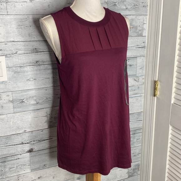 BANANA REPUBLIC BURGUNDY SLEEVELESS PLEATED TOP - Picture 3 of 9